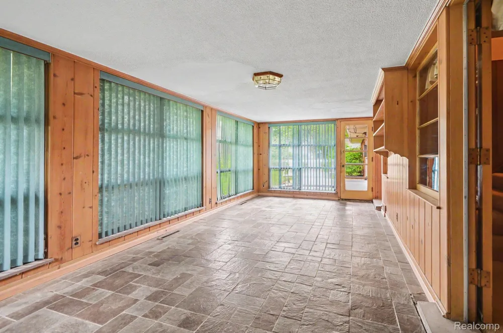 19925 E William Court Grosse Pointe Woods City, MI 48236