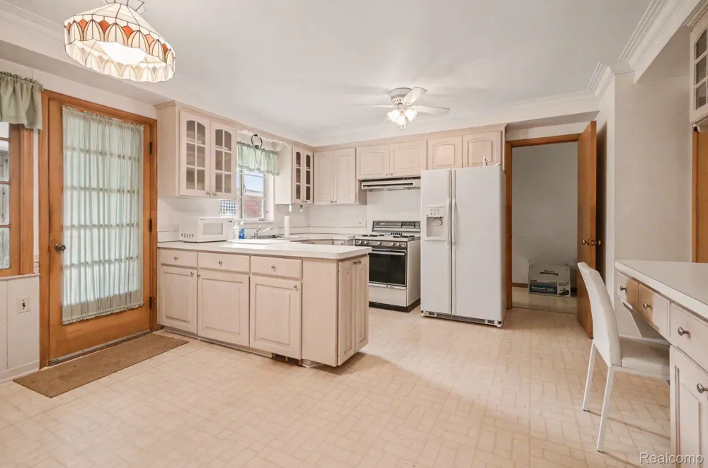 19925 E William Court Grosse Pointe Woods City, MI 48236