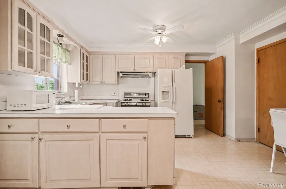 19925 E William Court Grosse Pointe Woods City, MI 48236