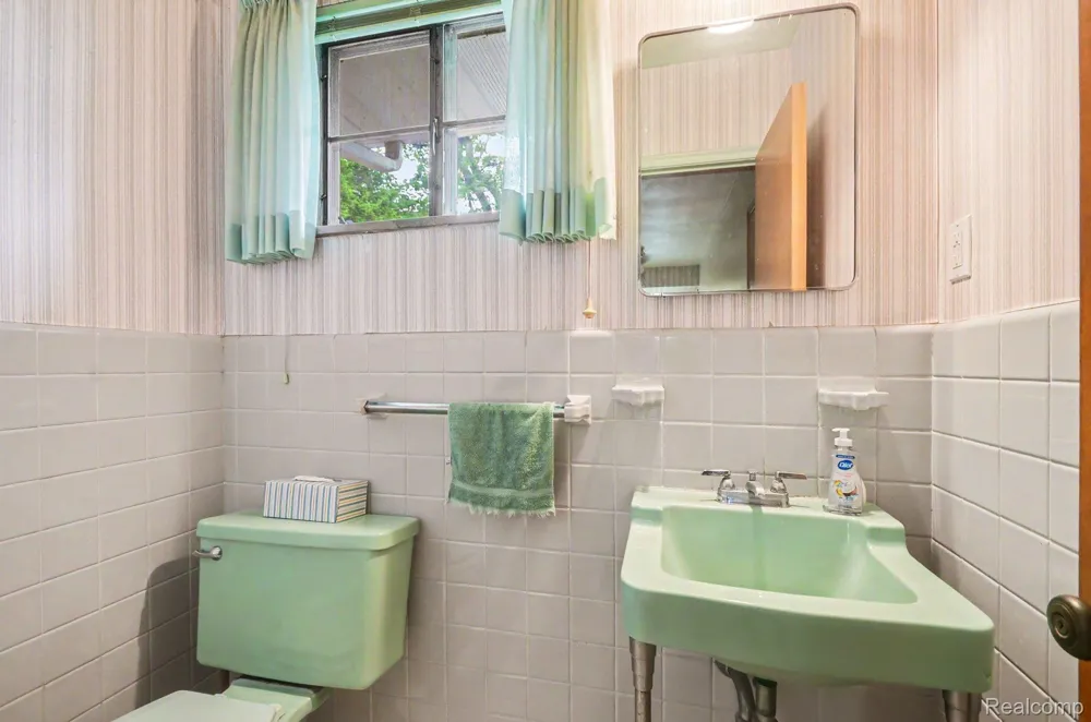 19925 E William Court Grosse Pointe Woods City, MI 48236