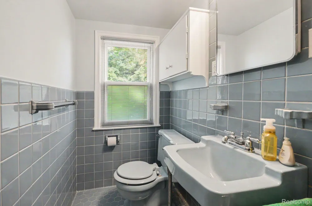 19925 E William Court Grosse Pointe Woods City, MI 48236