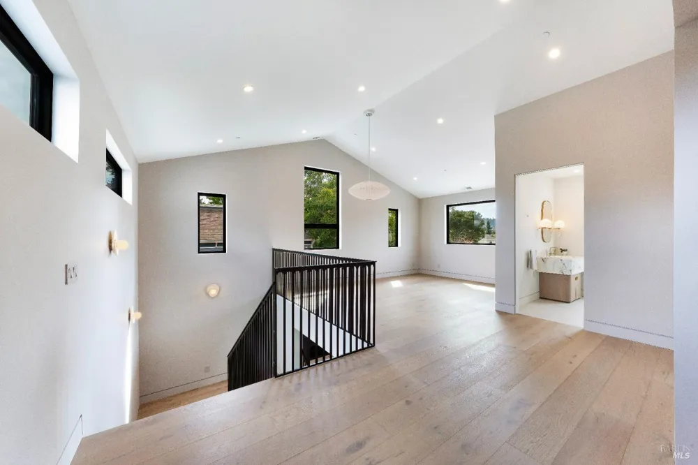 983 Grove Street Healdsburg, CA 95448