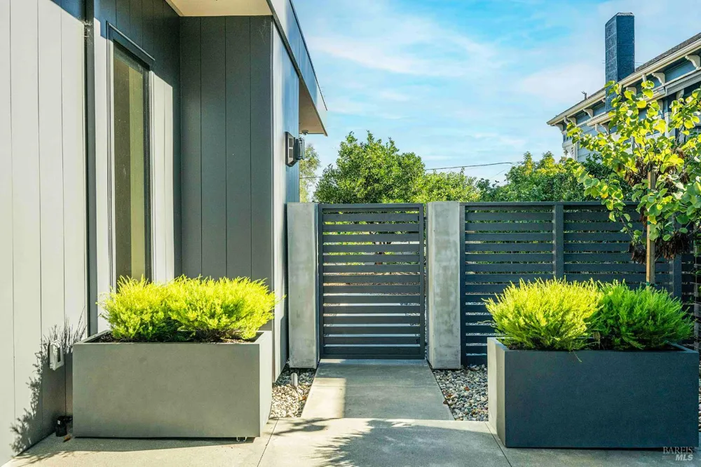 983 Grove Street Healdsburg, CA 95448
