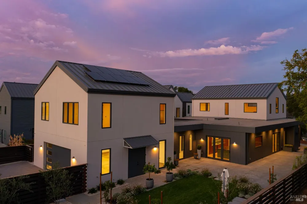 983 Grove Street Healdsburg, CA 95448