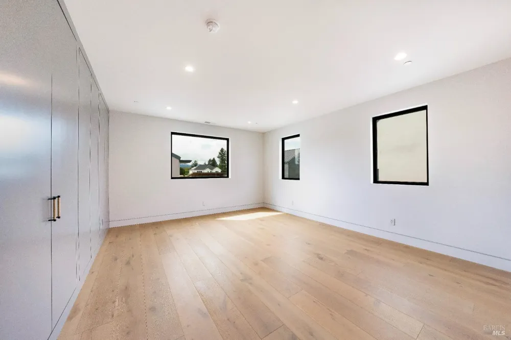 983 Grove Street Healdsburg, CA 95448