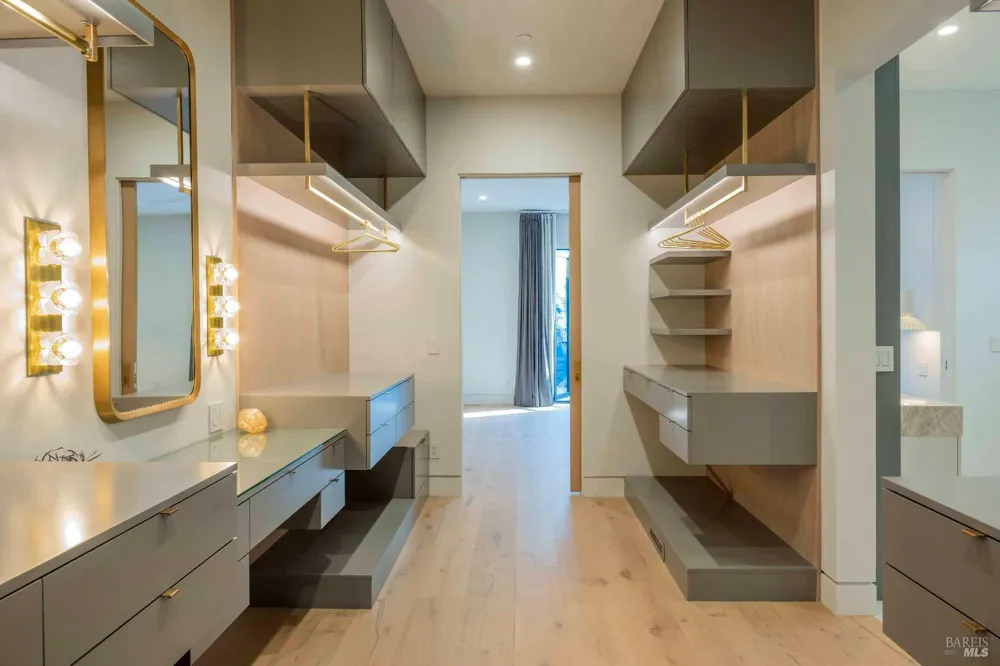 983 Grove Street Healdsburg, CA 95448