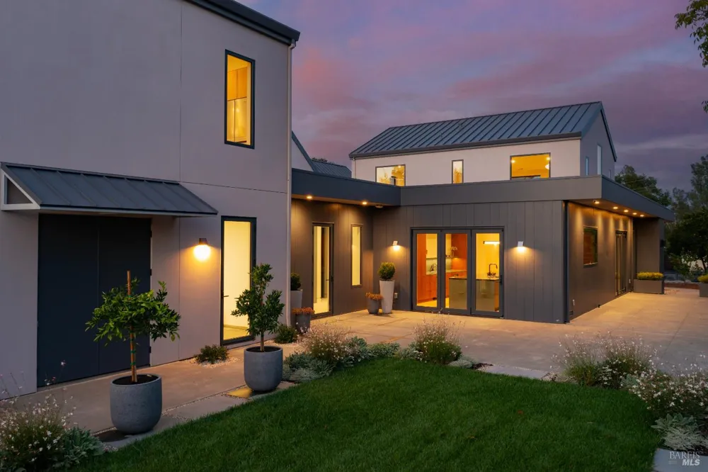 983 Grove Street Healdsburg, CA 95448