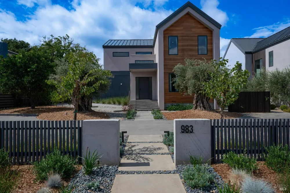 983 Grove Street Healdsburg, CA 95448