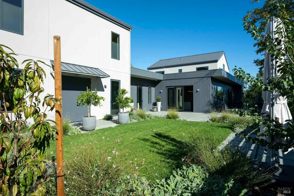 983 Grove Street Healdsburg, CA 95448