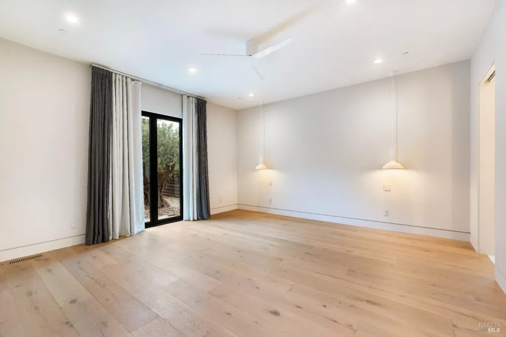 983 Grove Street Healdsburg, CA 95448