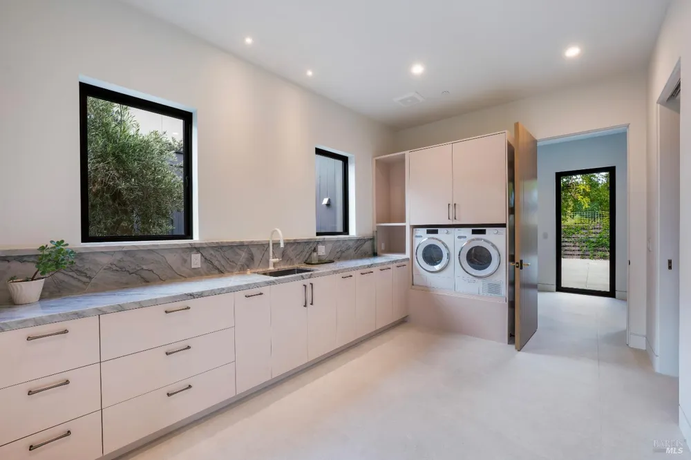 983 Grove Street Healdsburg, CA 95448
