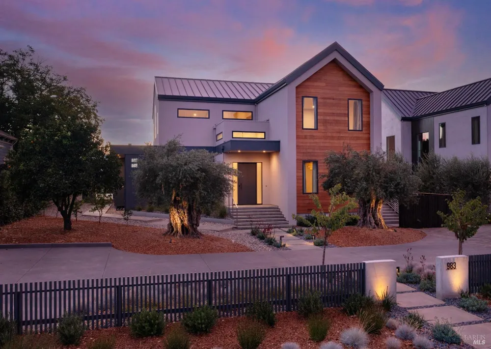 983 Grove Street Healdsburg, CA 95448