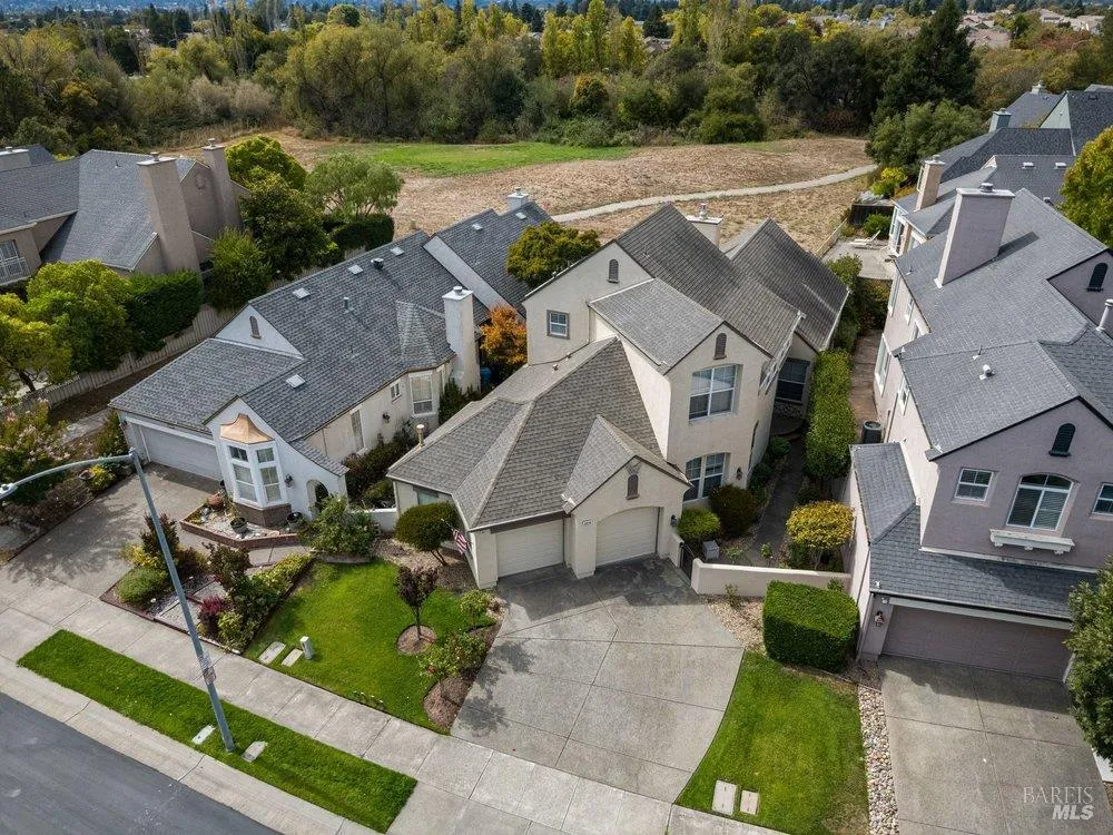 2010 Falcon Ridge Drive Petaluma, CA 94954