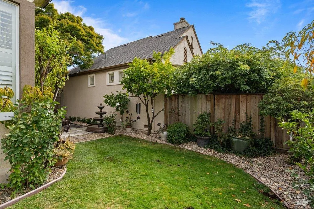 2010 Falcon Ridge Drive Petaluma, CA 94954
