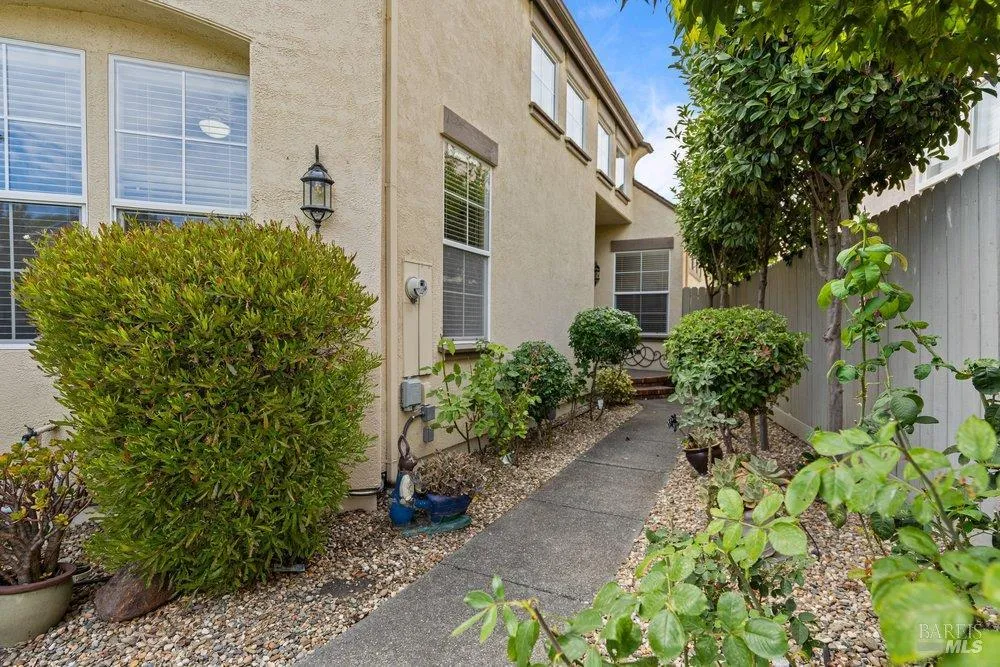 2010 Falcon Ridge Drive Petaluma, CA 94954