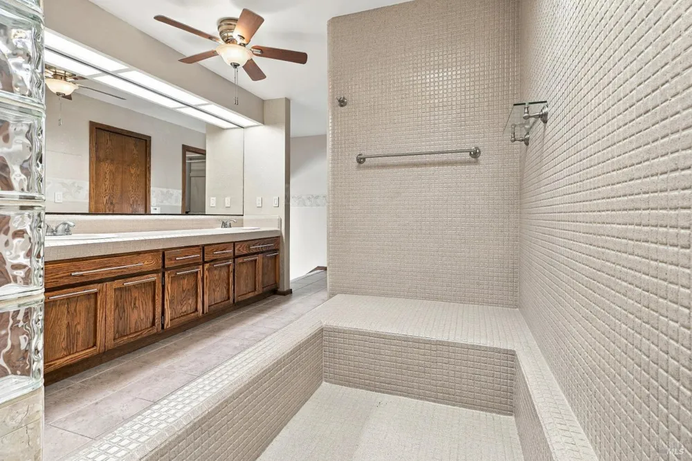 1672 Deer Run Santa Rosa, CA 95405