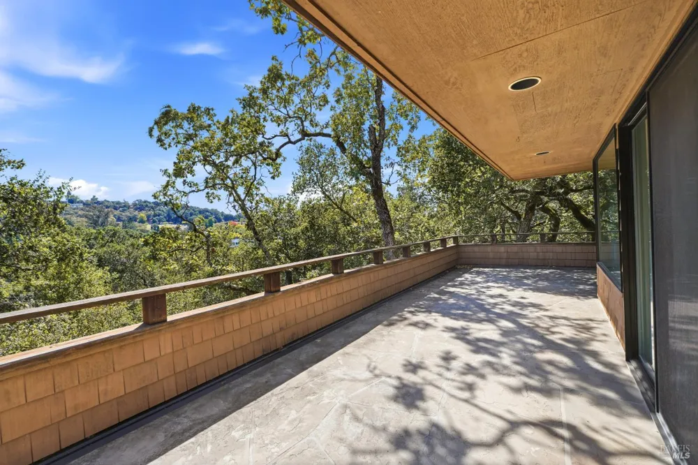 1672 Deer Run Santa Rosa, CA 95405