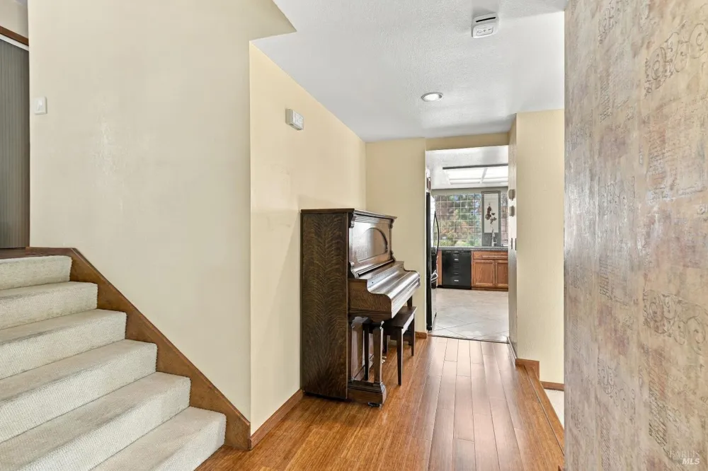 1672 Deer Run Santa Rosa, CA 95405