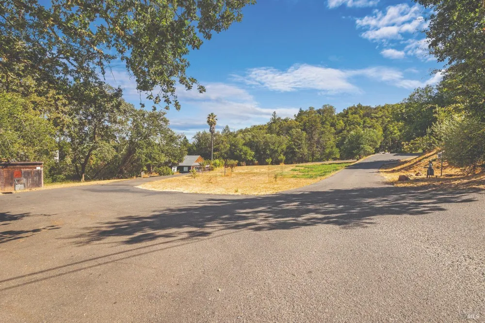 695 Cherry Creek Road Cloverdale, CA 95425