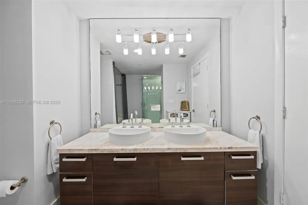253 NE 2nd St #2501 Miami, FL 33132