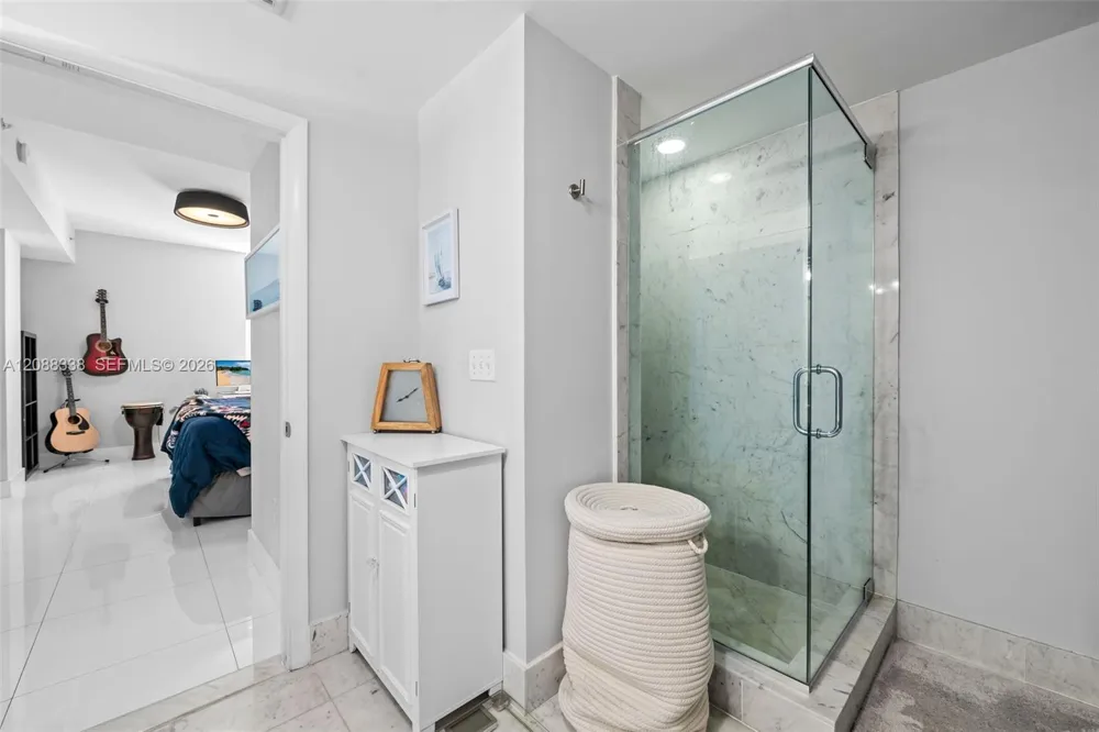 253 NE 2nd St #2501 Miami, FL 33132