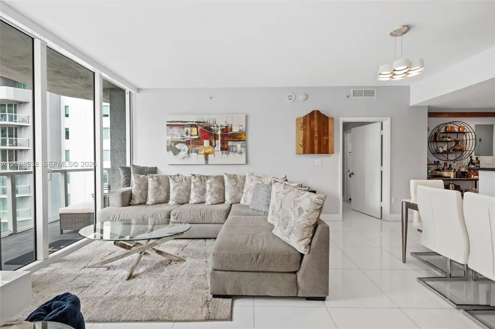 253 NE 2nd St #2501 Miami, FL 33132