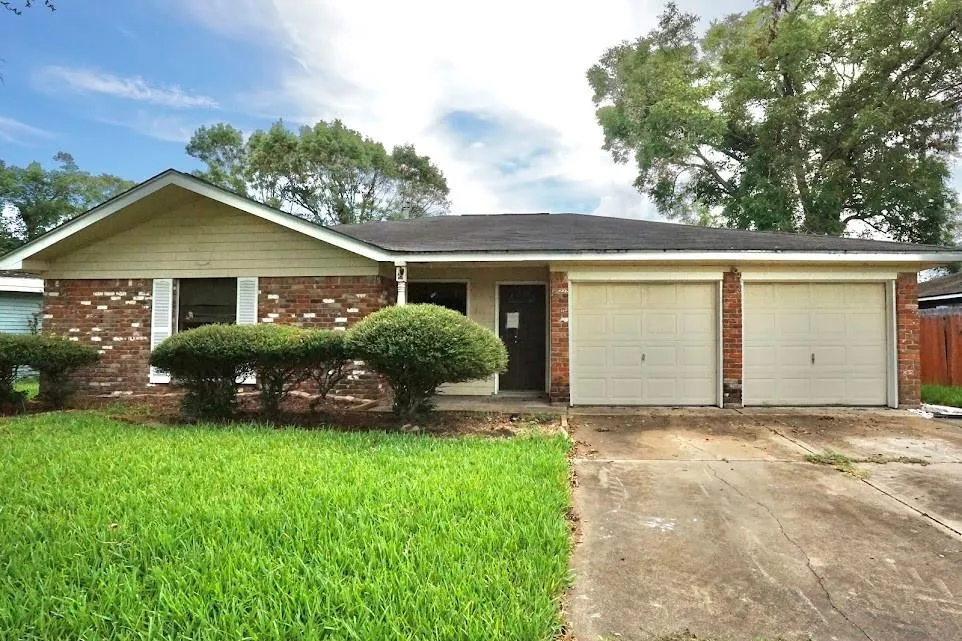 324 Pine Street Lake Jackson, TX 77566