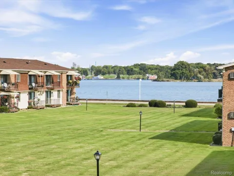 1900 River Road #6