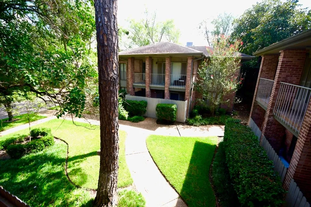 6443 Bayou Glen Road Houston, TX 77057