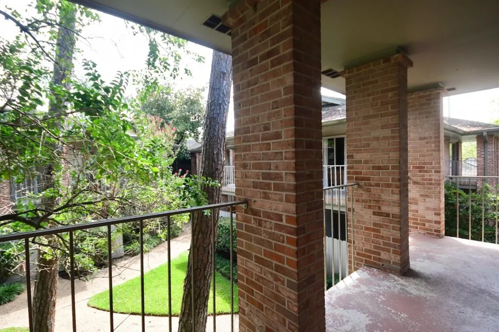 6443 Bayou Glen Road Houston, TX 77057