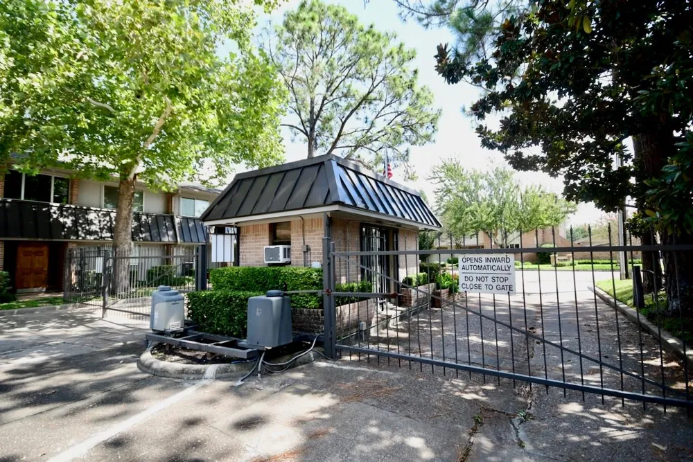 6443 Bayou Glen Road Houston, TX 77057