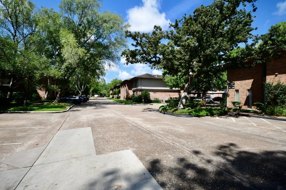 6443 Bayou Glen Road Houston, TX 77057