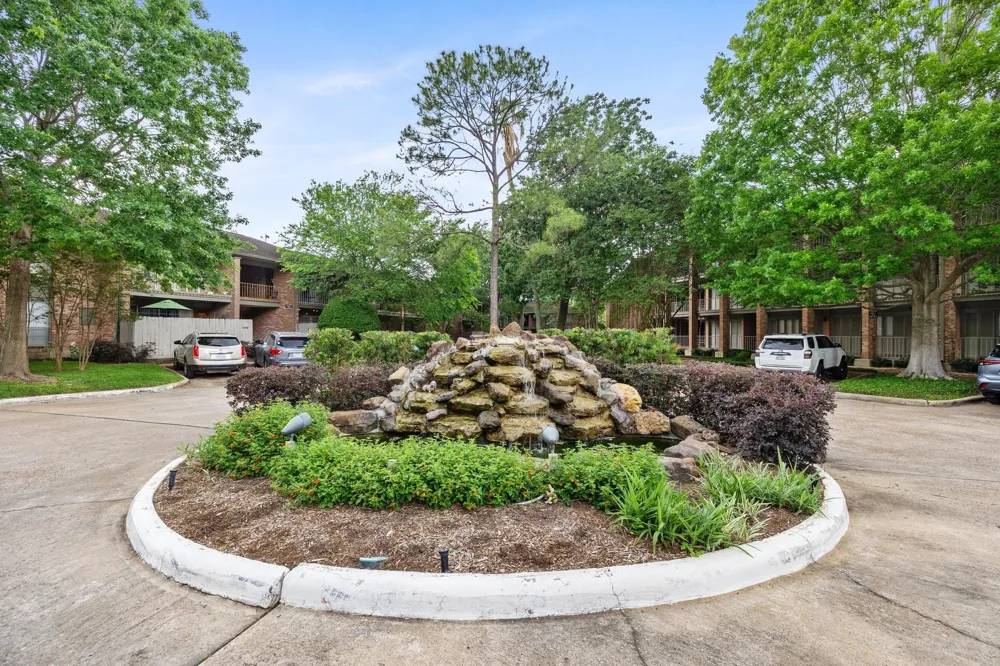 6443 Bayou Glen Road Houston, TX 77057