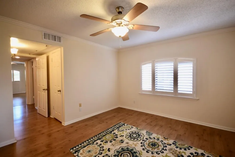 6443 Bayou Glen Road Houston, TX 77057