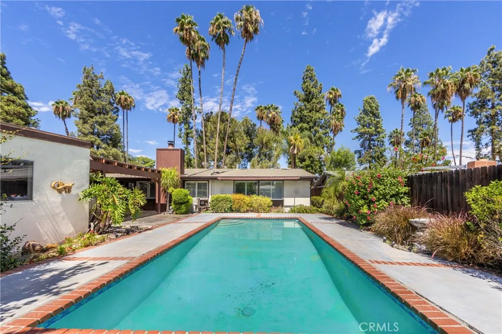 19760 Victory Los Angeles, CA 91367