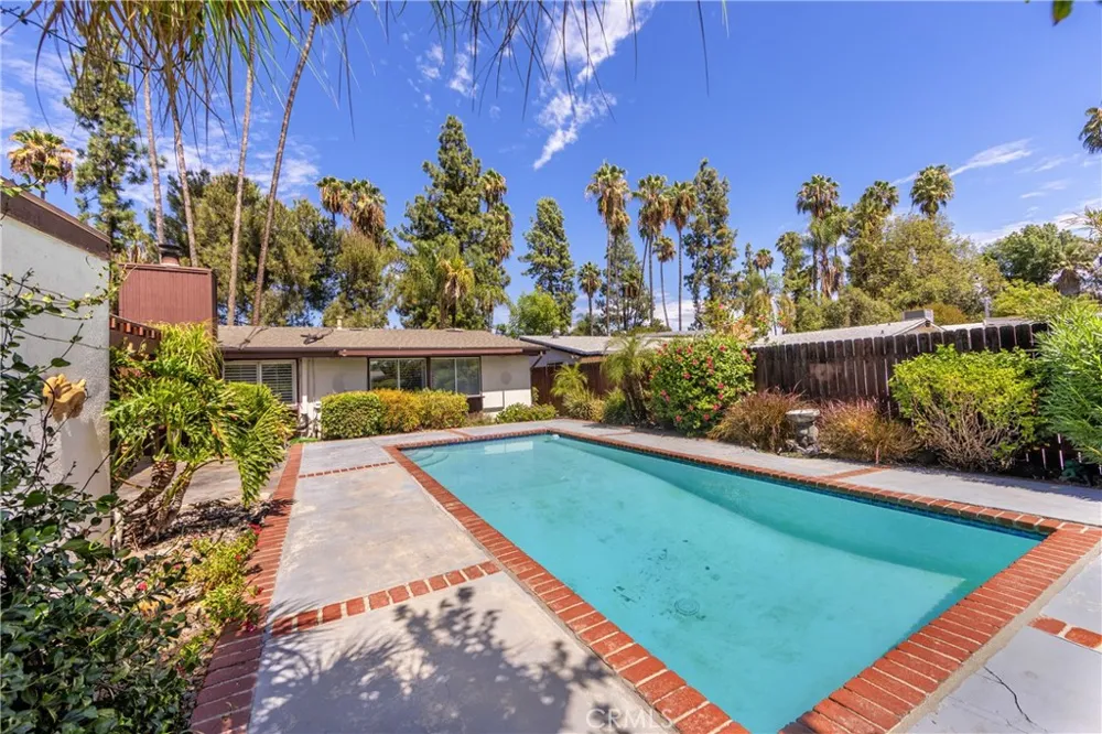 19760 Victory Los Angeles, CA 91367