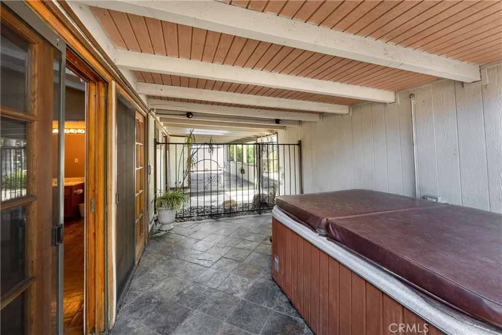 19760 Victory Los Angeles, CA 91367