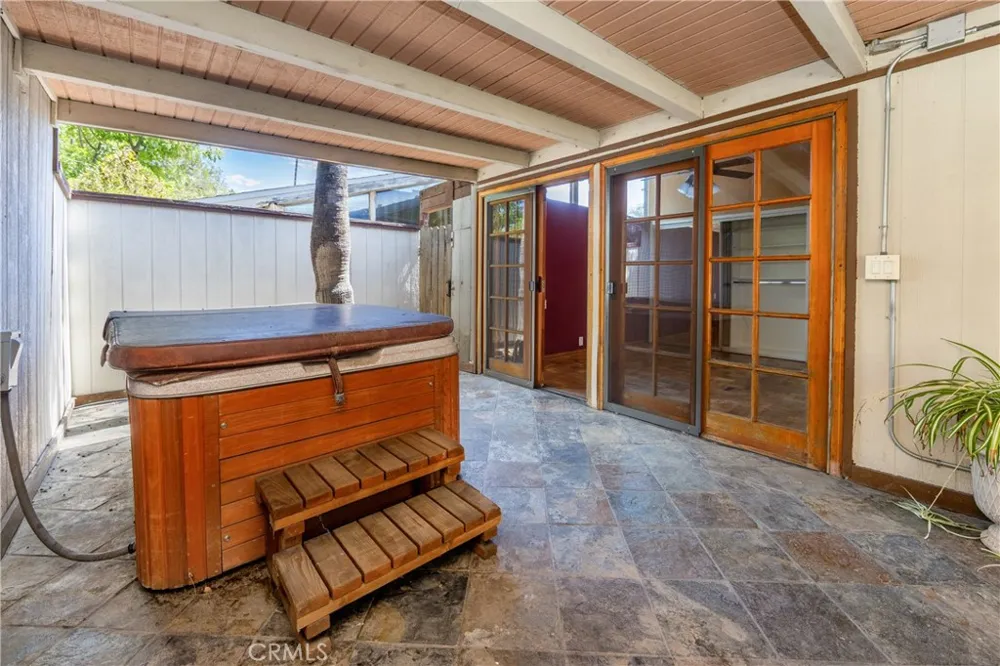 19760 Victory Los Angeles, CA 91367