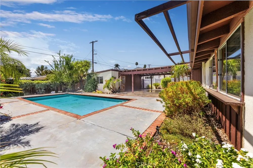 19760 Victory Los Angeles, CA 91367