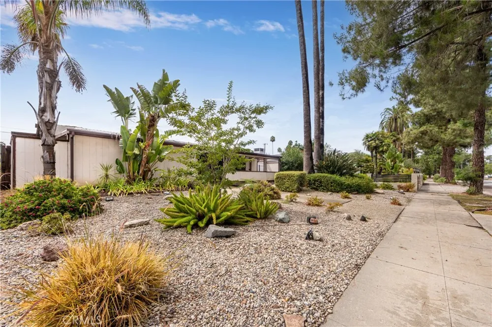 19760 Victory Los Angeles, CA 91367
