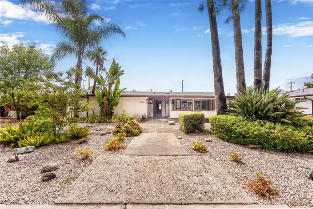 19760 Victory Los Angeles, CA 91367