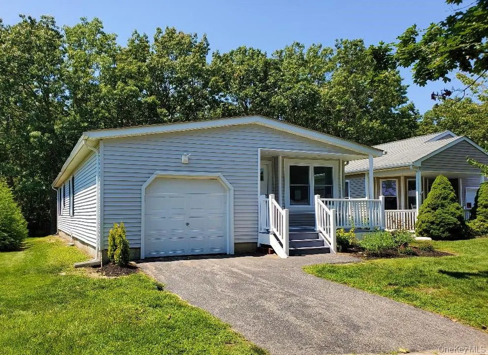 201 Village Circle W Manorville, NY 11949