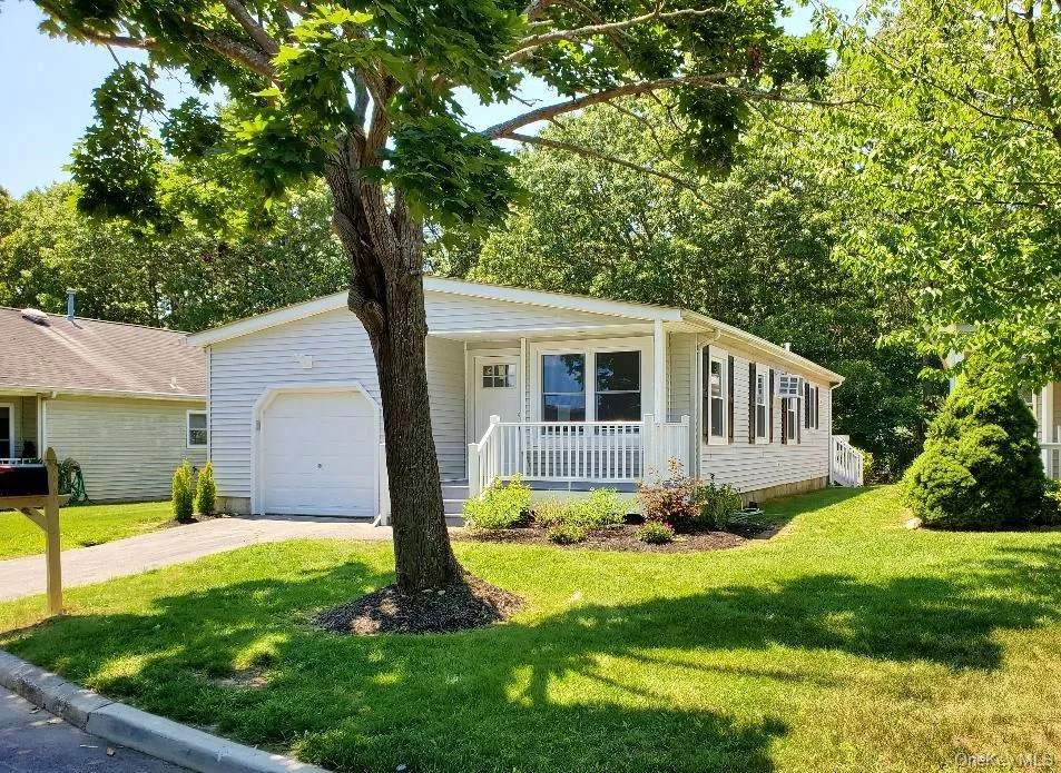 201 Village Circle W Manorville, NY 11949