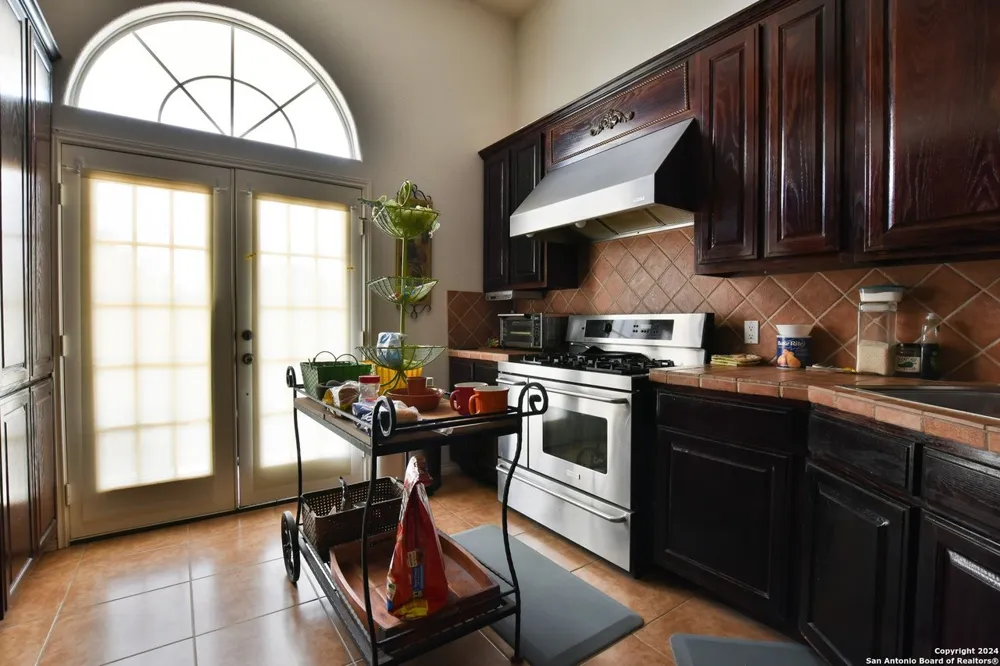 101 Harbour View Lakehills, TX 78063