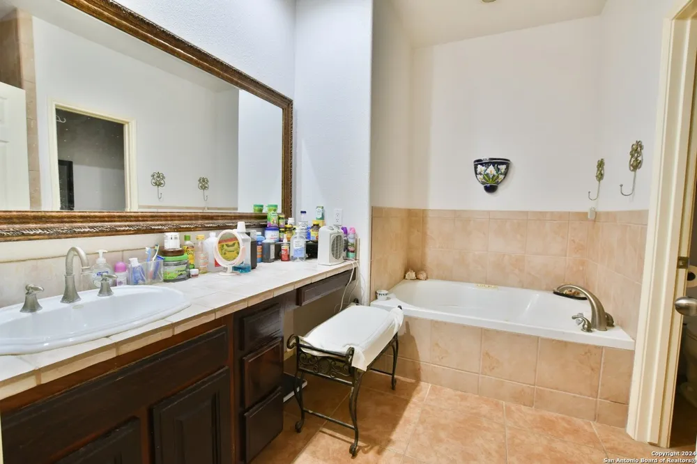 101 Harbour View Lakehills, TX 78063