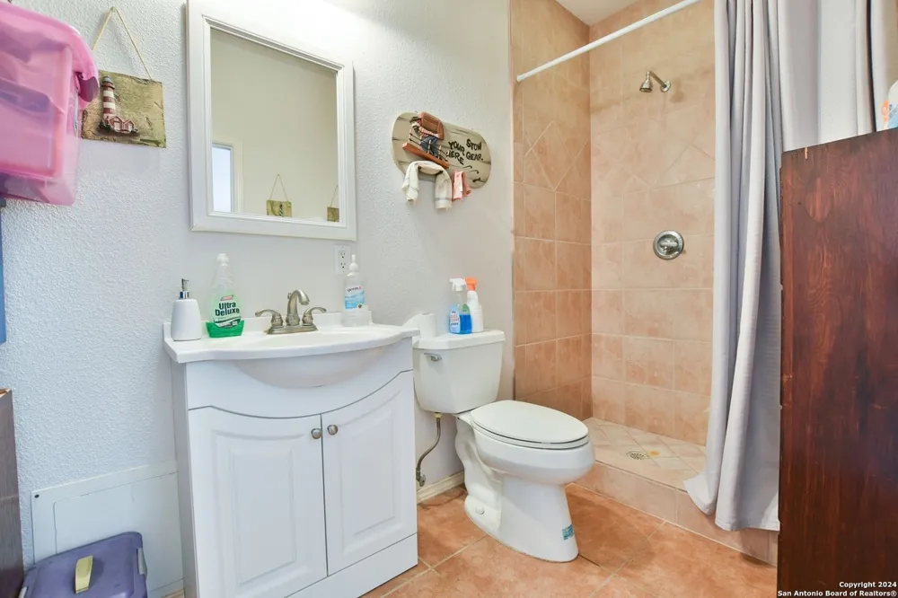 101 Harbour View Lakehills, TX 78063