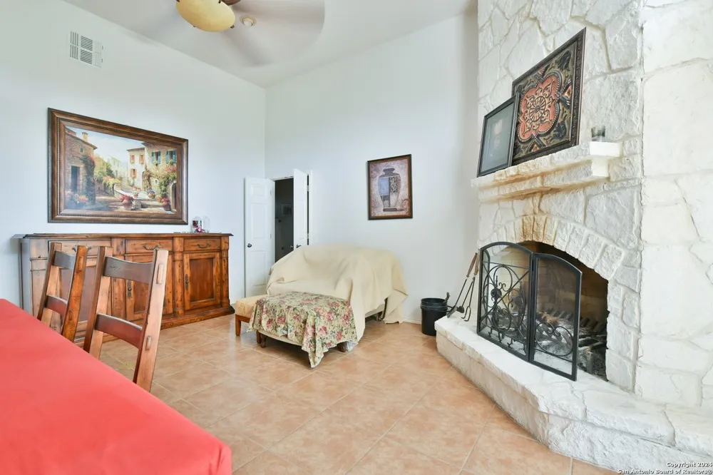 101 Harbour View Lakehills, TX 78063