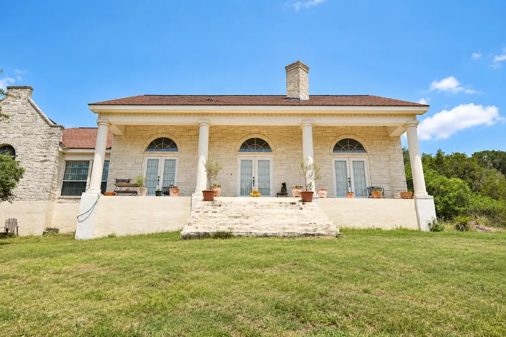 101 Harbour View Lakehills, TX 78063