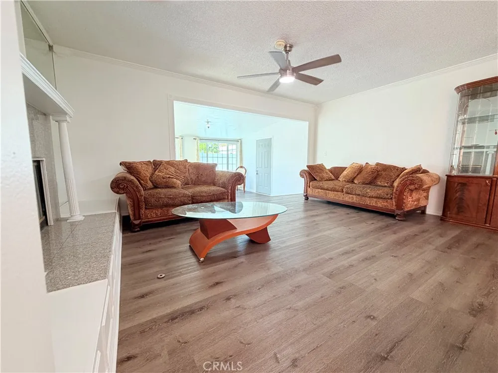 9423 Woodley Los Angeles, CA 91343
