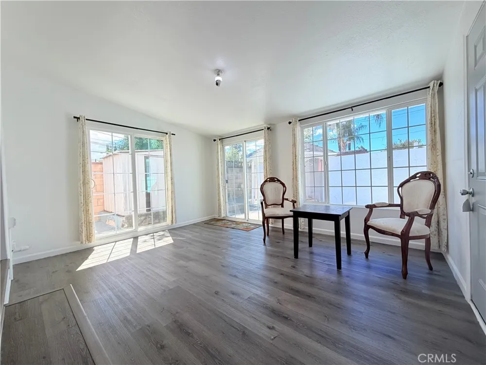 9423 Woodley Los Angeles, CA 91343